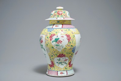 Een Chinese famille rose dekselvaas en een millefleurs schotel, 19/20e eeuw