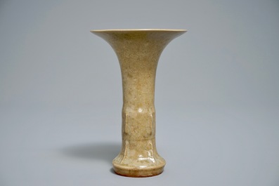 Un vase de forme gu en porcelaine de Chine de Longquan, Song ou apr&egrave;s