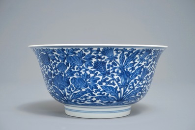 Een Chinese blauwwitte kom met floraal decor, Kangxi merk en periode