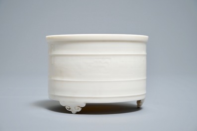 A Chinese cylindrical blanc de Chine Dehua censer on ruyi feet, 19/20th C.