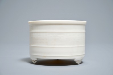 A Chinese cylindrical blanc de Chine Dehua censer on ruyi feet, 19/20th C.