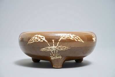Un br&ucirc;le-parfum tripod &agrave; fond brun monochrome en porcelaine de Chine, marque de Chenghua, Ming
