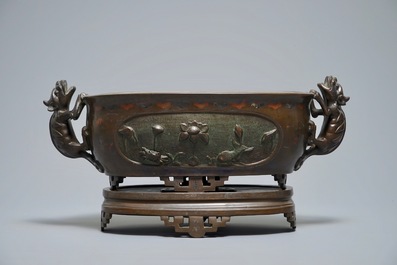 Een Chinese met zilver ingelegde bronzen jardini&egrave;re op voet, 19e eeuw