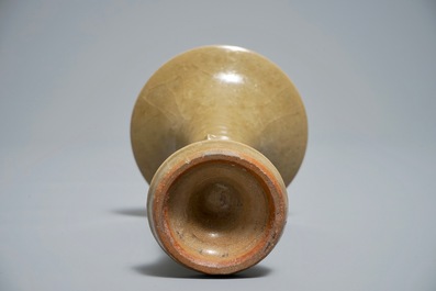 Un vase de forme gu en porcelaine de Chine de Longquan, Song ou apr&egrave;s