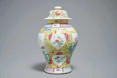 Een Chinese famille rose dekselvaas en een millefleurs schotel, 19/20e eeuw