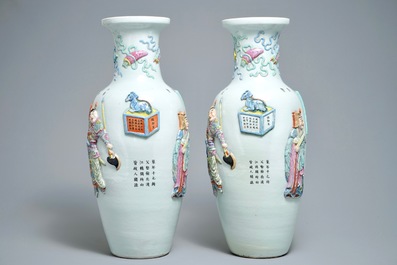Een paar Chinese famille rose vazen met Wu Shuang Pu reli&euml;fdecor, Qianlong merk, 19e eeuw