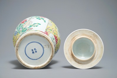 Een Chinese famille rose dekselvaas en een millefleurs schotel, 19/20e eeuw