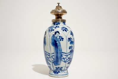 Une bo&icirc;te &agrave; th&eacute; en porcelaine de Chine bleu et blanc &agrave; monture en argent, Kangxi