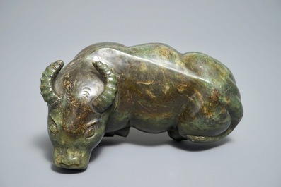 Een Chinees model van een buffel in donkergroene jade, 19/20e eeuw