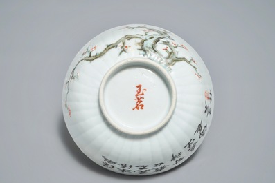 Een Chinese qianjiang cai kom met floraal decor, 19/20e eeuw