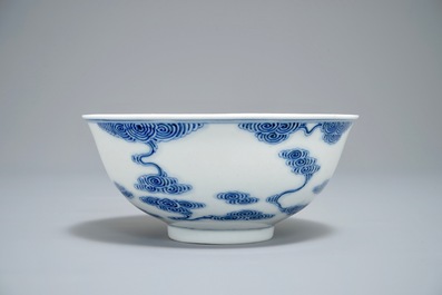 Een Chinese blauwwitte kom met gestileerde wolken, Guangxu merk, 19/20e eeuw