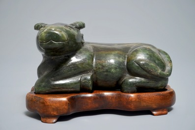 Een Chinees model van een buffel in donkergroene jade, 19/20e eeuw