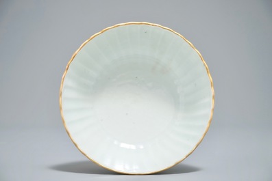 Een Chinese qianjiang cai kom met floraal decor, 19/20e eeuw