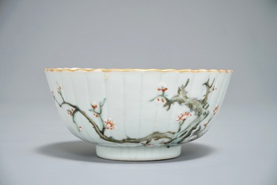 Een Chinese qianjiang cai kom met floraal decor, 19/20e eeuw