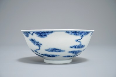 Een Chinese blauwwitte kom met gestileerde wolken, Guangxu merk, 19/20e eeuw