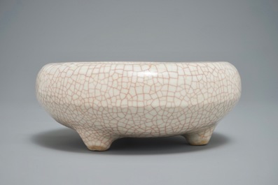 Un br&ucirc;le parfum en porcelaine de Chine &agrave; fond craquel&eacute; de type ge, Ming ou Qing