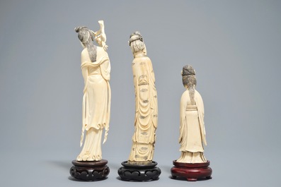 Drie Chinese ivoren figuren van dames op houten sokkels, 2e helft 19e eeuw