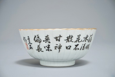 Een Chinese qianjiang cai kom met floraal decor, 19/20e eeuw