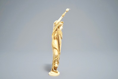 Un okimono figurant la d&eacute;esse Kannon avec une aile de fenghuang, sign&eacute;, Japon, Meiji, 19&egrave;me