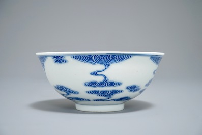 Een Chinese blauwwitte kom met gestileerde wolken, Guangxu merk, 19/20e eeuw