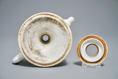 A Chinese qianjiang cai teapot with floral design, 19/20th C.