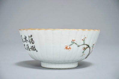 Een Chinese qianjiang cai kom met floraal decor, 19/20e eeuw