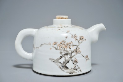 A Chinese qianjiang cai teapot with floral design, 19/20th C.