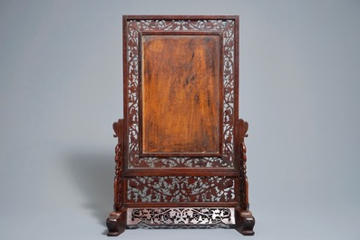 Un &eacute;cran de table en bois sculpt&eacute; mont&eacute; d'une plaque &agrave; d&eacute;cor d'un paysage hivernale d'apr&egrave;s He Xuren, 20&egrave;me