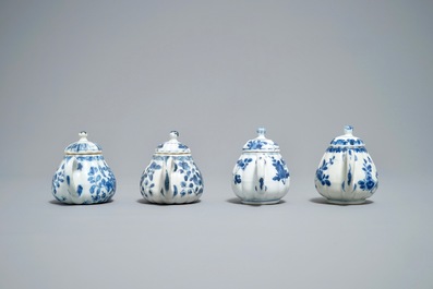 Vier Chinese blauwwitte meloenvormige theepotjes, Kangxi