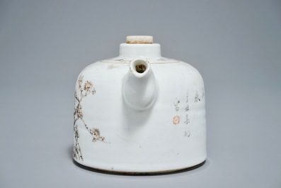 A Chinese qianjiang cai teapot with floral design, 19/20th C.