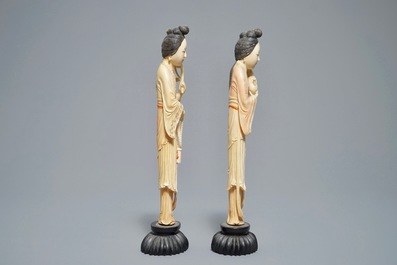 Twee Chinese ivoren figuren van dames op houten sokkels, 19/20e eeuw