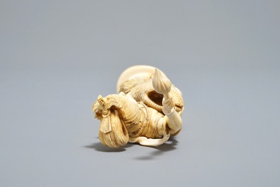 Un okimono figurant la d&eacute;esse Kannon avec une aile de fenghuang, sign&eacute;, Japon, Meiji, 19&egrave;me