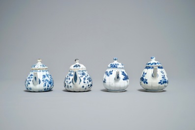 Vier Chinese blauwwitte meloenvormige theepotjes, Kangxi