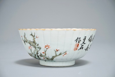 Een Chinese qianjiang cai kom met floraal decor, 19/20e eeuw