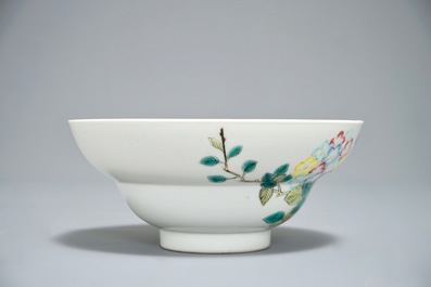 Een Chinese famille rose kom, Jiangxi Porcelain Company, Republiek, 20e eeuw