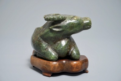Een Chinees model van een buffel in donkergroene jade, 19/20e eeuw