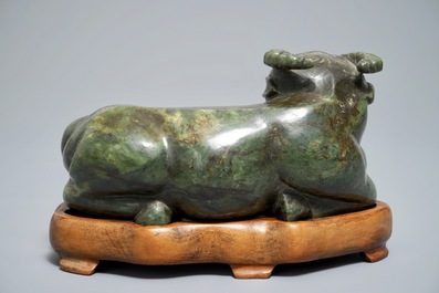 Een Chinees model van een buffel in donkergroene jade, 19/20e eeuw