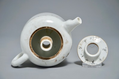 A Chinese qianjiang cai teapot with floral design, 19/20th C.