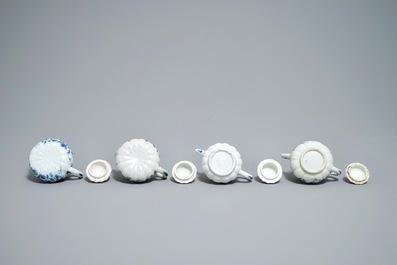 Vier Chinese blauwwitte meloenvormige theepotjes, Kangxi