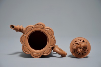 Une th&eacute;i&egrave;re ajour&eacute; &agrave; double parois et son couvercle en gr&egrave;s de Yixing, Chine, Kangxi