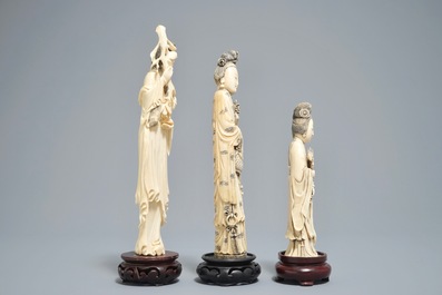 Drie Chinese ivoren figuren van dames op houten sokkels, 2e helft 19e eeuw
