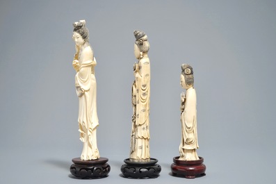 Drie Chinese ivoren figuren van dames op houten sokkels, 2e helft 19e eeuw