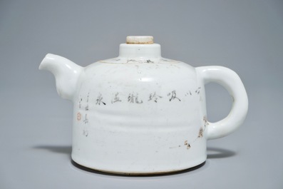 A Chinese qianjiang cai teapot with floral design, 19/20th C.