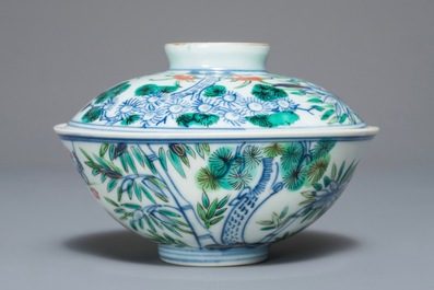 Een Chinese famille rose dekselkom met floraal decor, Qianlong merk, 19/20e eeuw