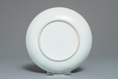 Trois assiettes en porcelaine de Chine bleu et blanc et de style Kakiemon, 18&egrave;me