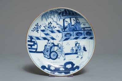 Trois assiettes en porcelaine de Chine bleu et blanc et de style Kakiemon, 18&egrave;me