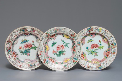 Five Chinese famille rose plates, Yongzheng and Qianlong