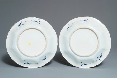 Een paar Chinese blauwwitte schotels met de 'Cao zussen', Kangxi