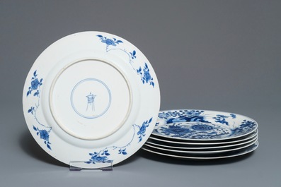 Zes blauwwitte Chinese borden met chrysanten, Kangxi
