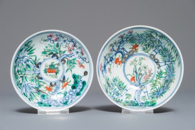 Een Chinese famille rose dekselkom met floraal decor, Qianlong merk, 19/20e eeuw
